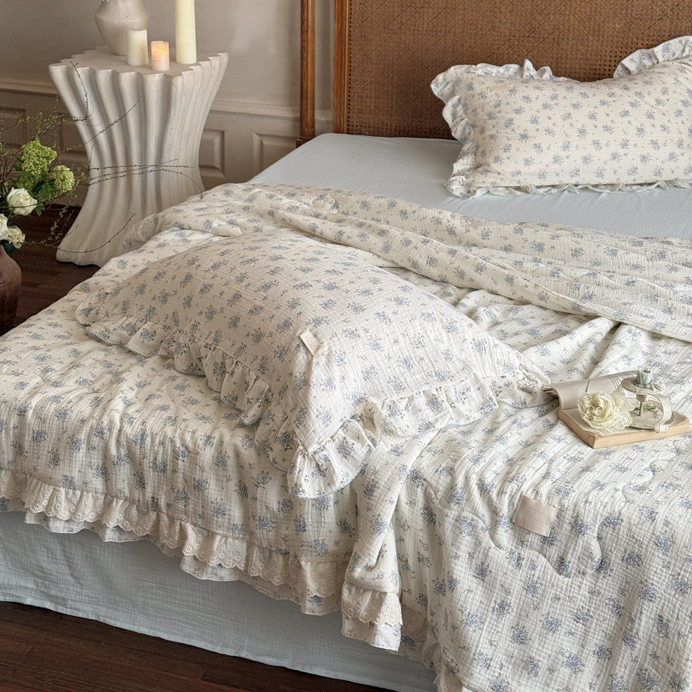Pillow and comforter set in floral cotton with lace trim