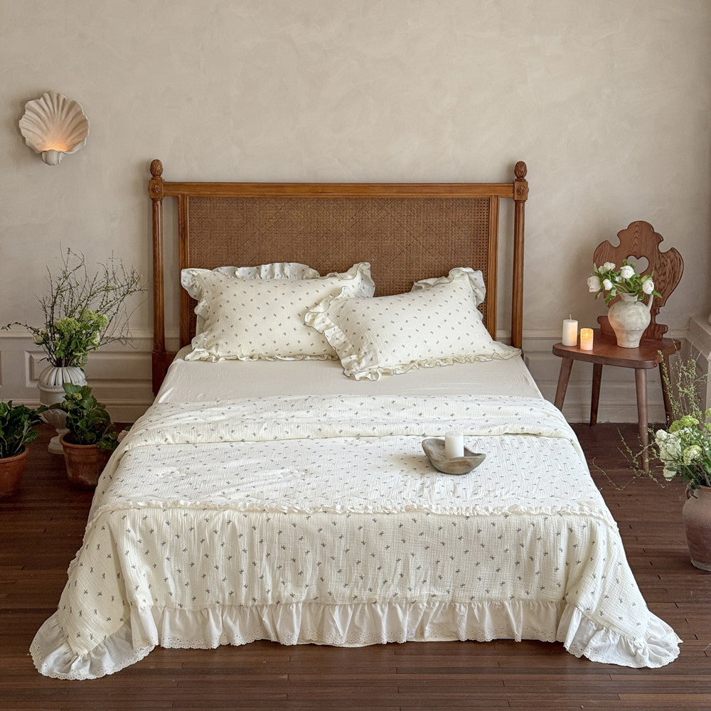 Lightweight cotton comforter with bow print and ruffles