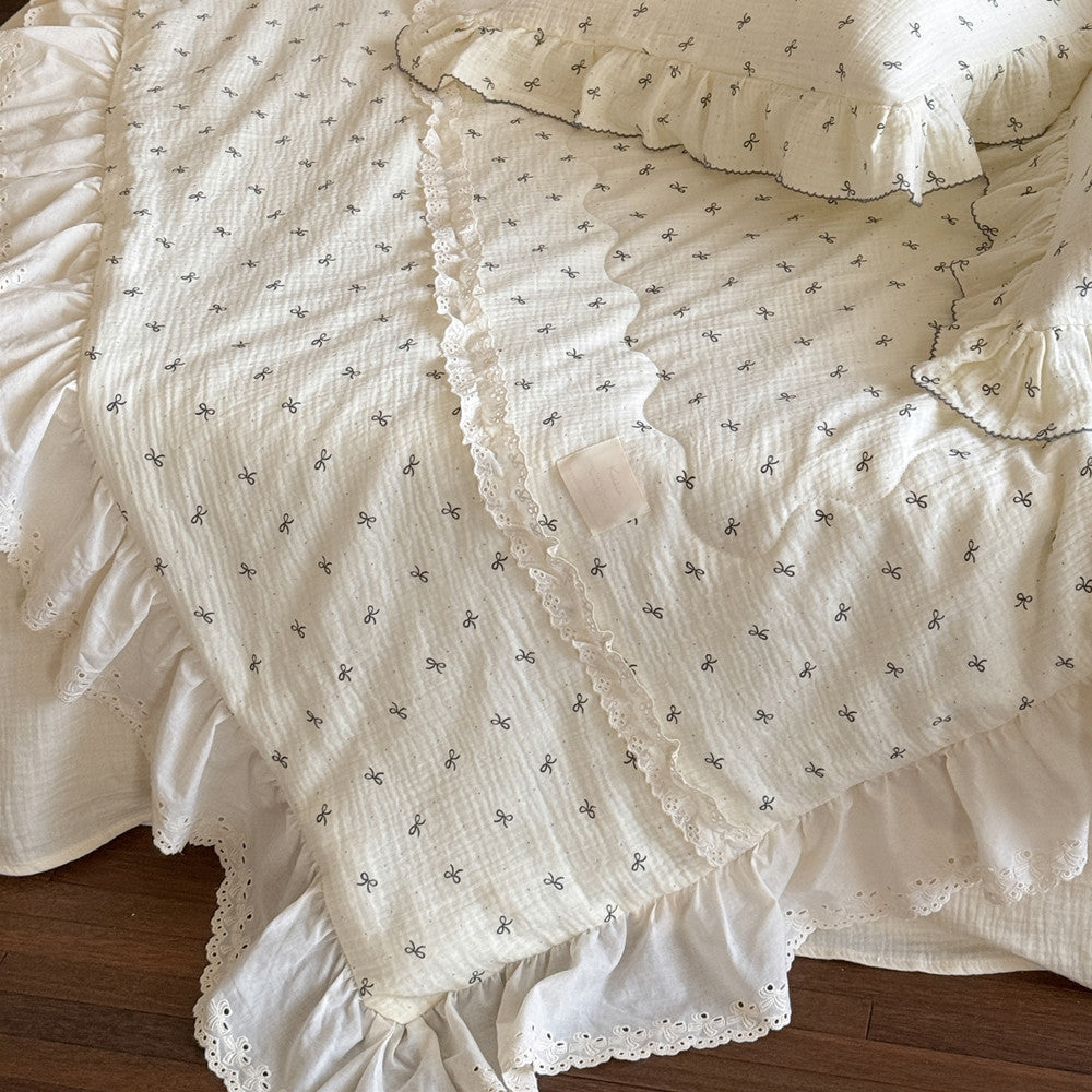 Soft gauze cotton comforter in bow print – folded view