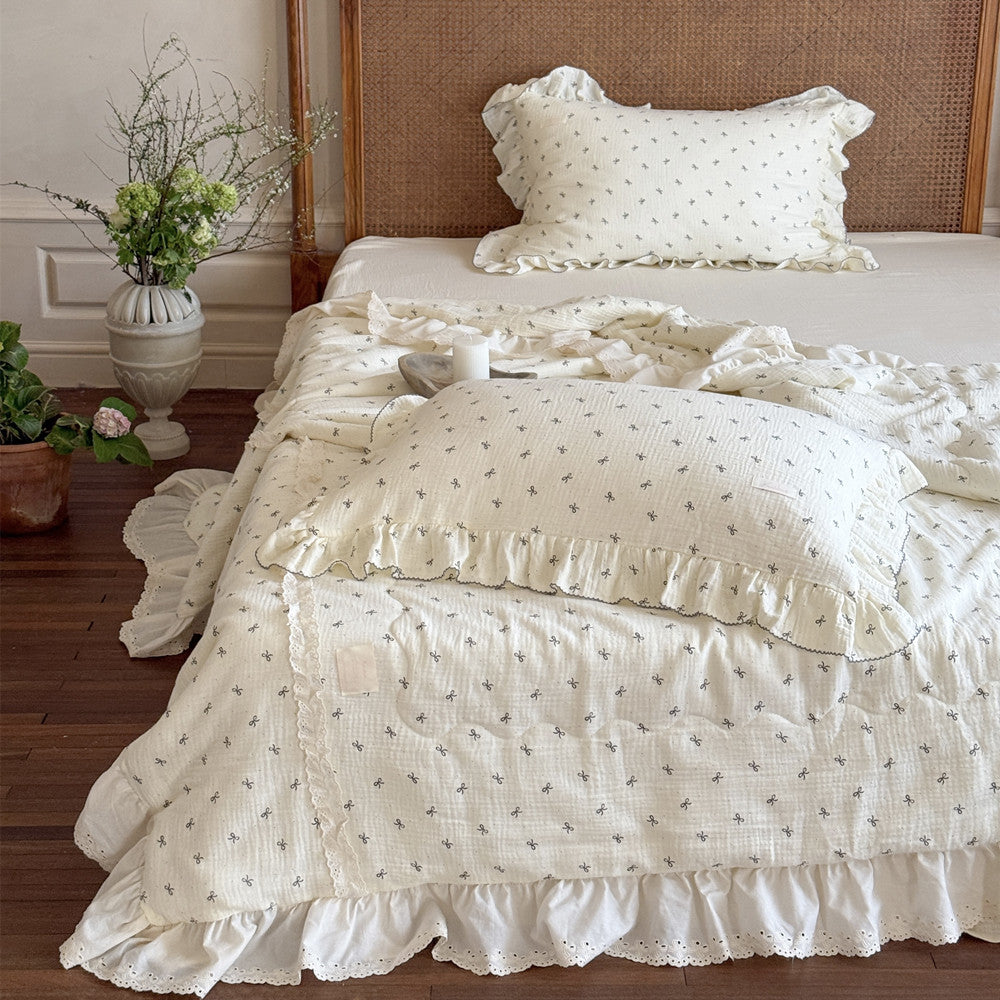 bow ruffle Cotton comforter with wide ruffle edges – top view
