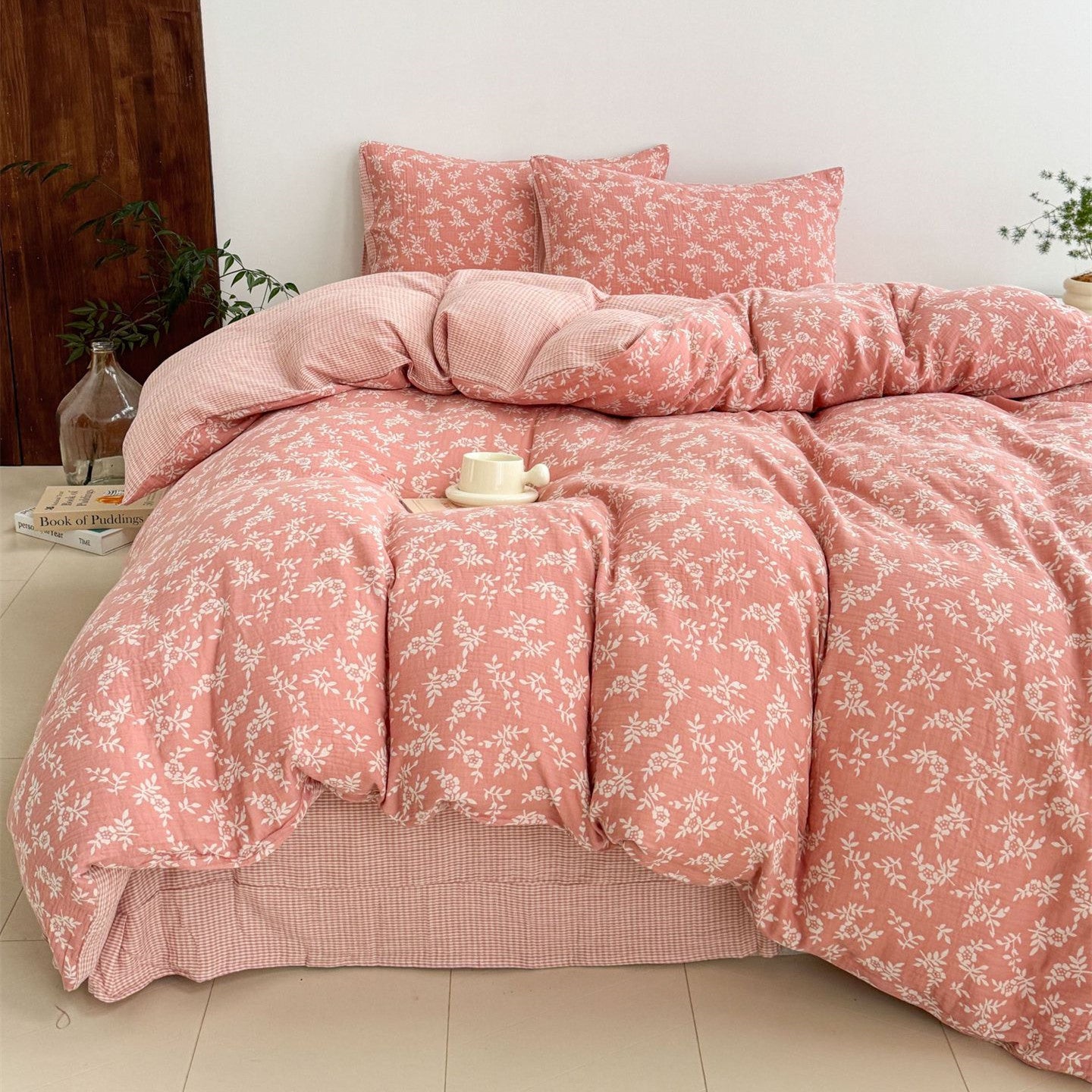 A main product image of the pink 100% Cotton Jacquard Duvet Cover Set with a woven Leaf Pattern, styled on a bed.