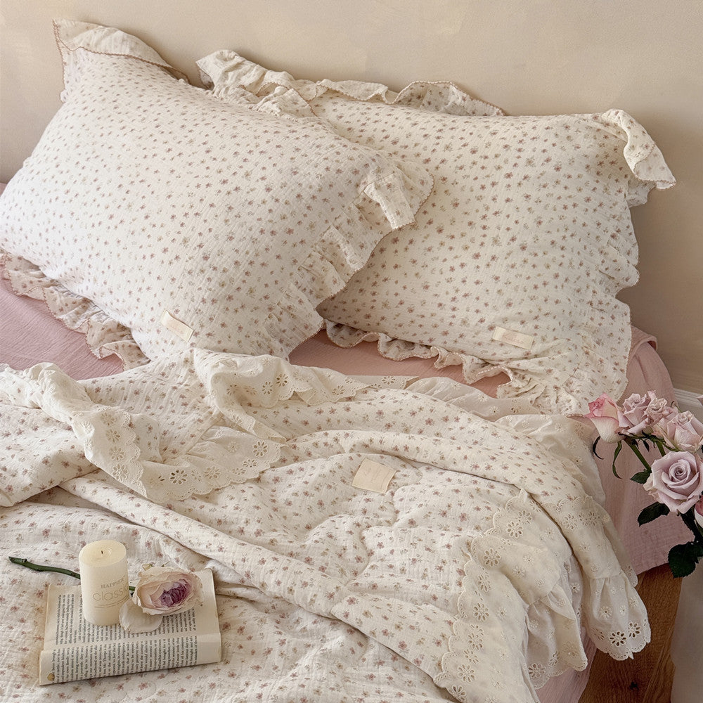 Soft cotton comforter with floral print and ruffle
