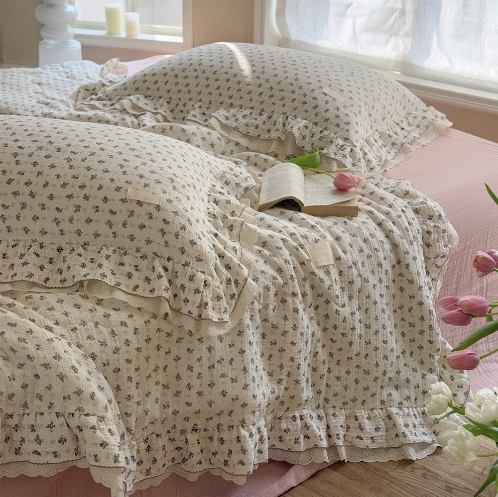 Soft floral cotton comforter with ruffles and pink flat sheet