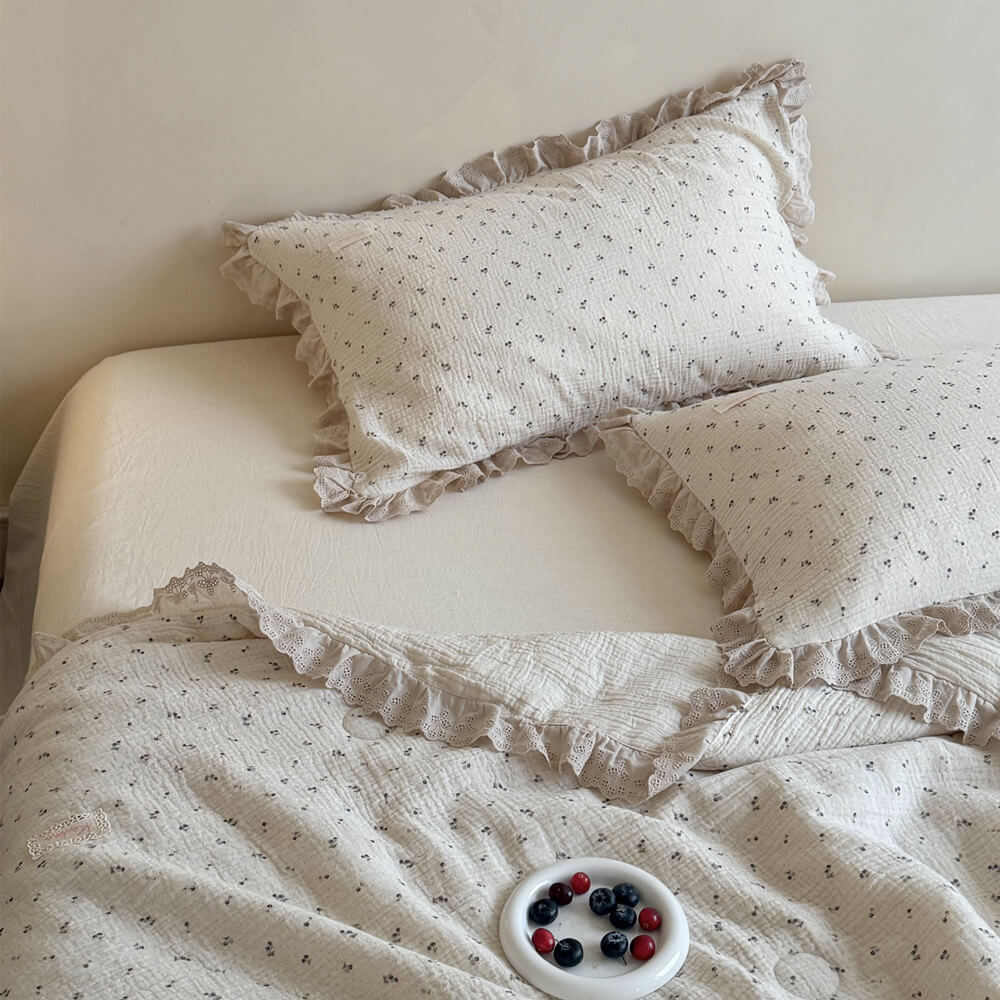High-quality lightweight cotton gauze comforter set with a retro blue berry motif and wide beige ruffle lace trim, perfect for a shabby chic home decoration.