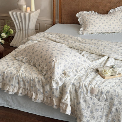 Pillow and comforter set in floral cotton with lace trim