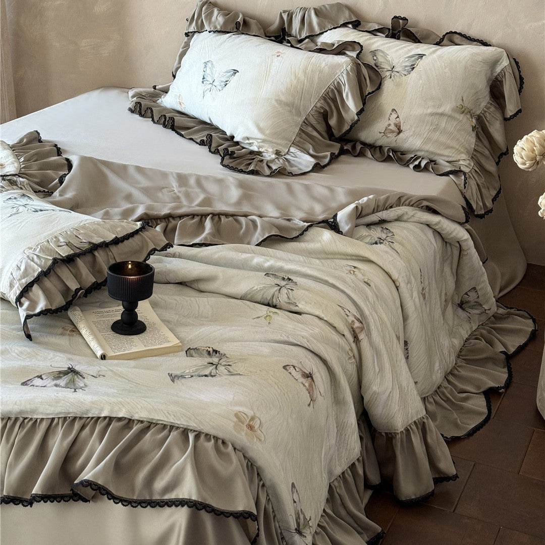 Butterfly comforter set with ruffled trim and pillowcases in soft TENCEL™