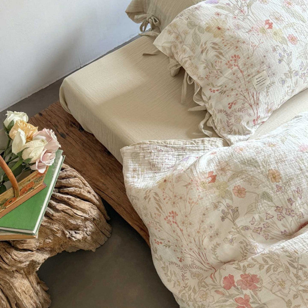 Romantic floral duvet with cotton pillowcases – reversible with solid blush back