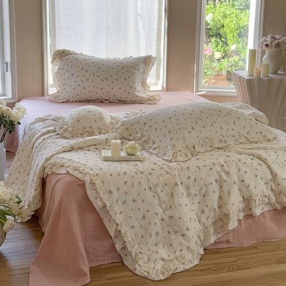 Elegant floral cotton comforter with soft gauze texture and lace edge