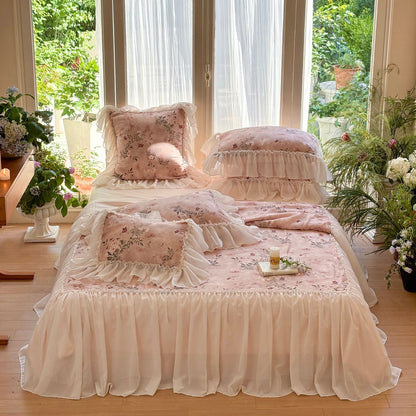 Elegant rose-print comforter in pink with ruffles